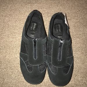 Cobbie Cuddlers Sneaker memory tech size 11W Brand New with tags